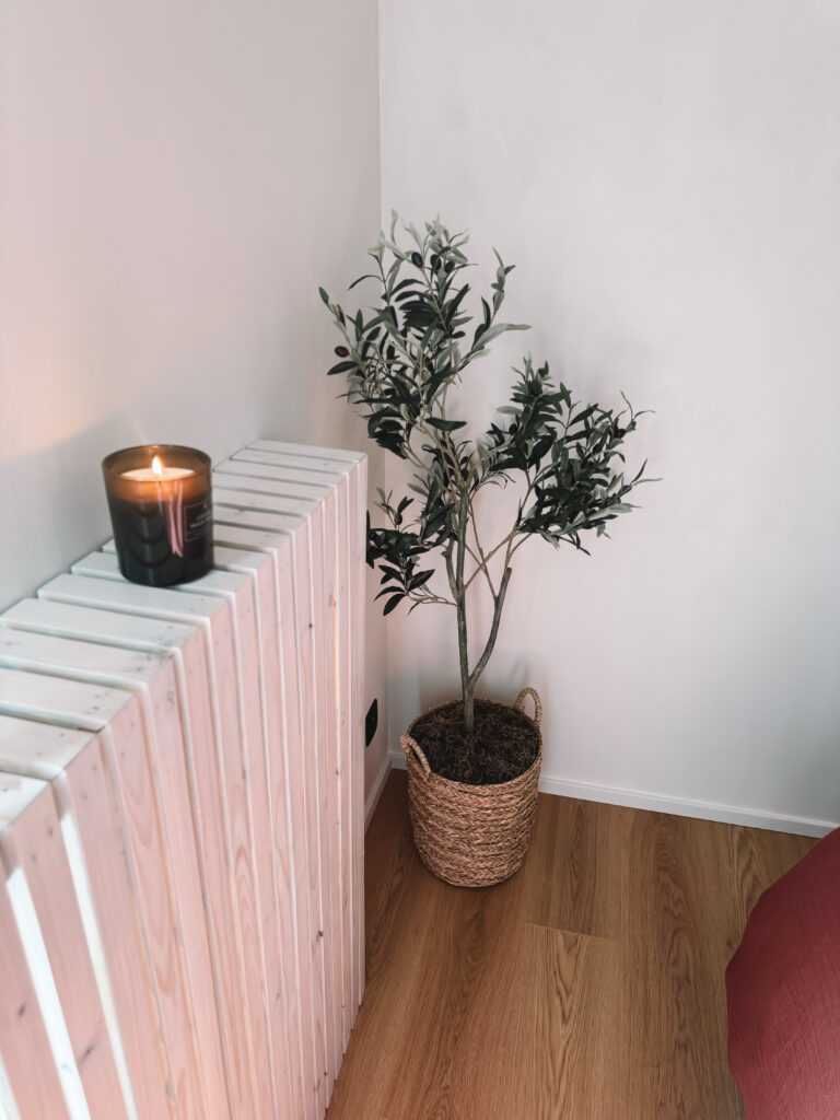 Chambre après relooking avec peinture terracotta, déco naturelle et DIY