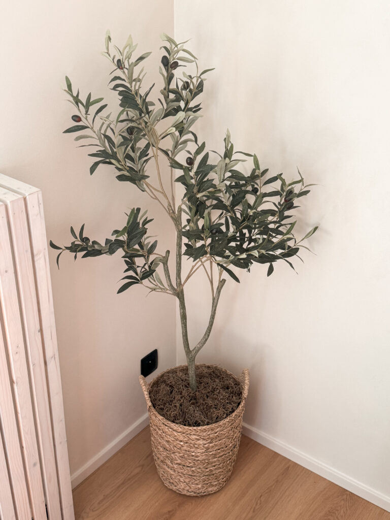 Chambre après relooking avec peinture terracotta, déco naturelle et DIY