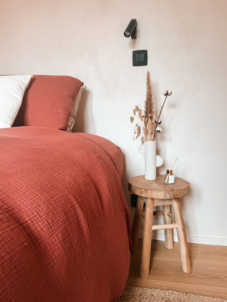 Chambre après relooking avec peinture terracotta, déco naturelle et DIY
