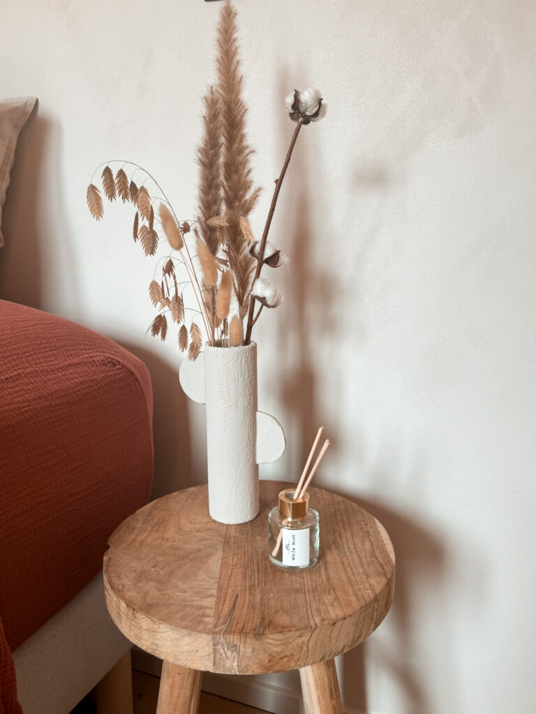 Chambre après relooking avec peinture terracotta, déco naturelle et DIY