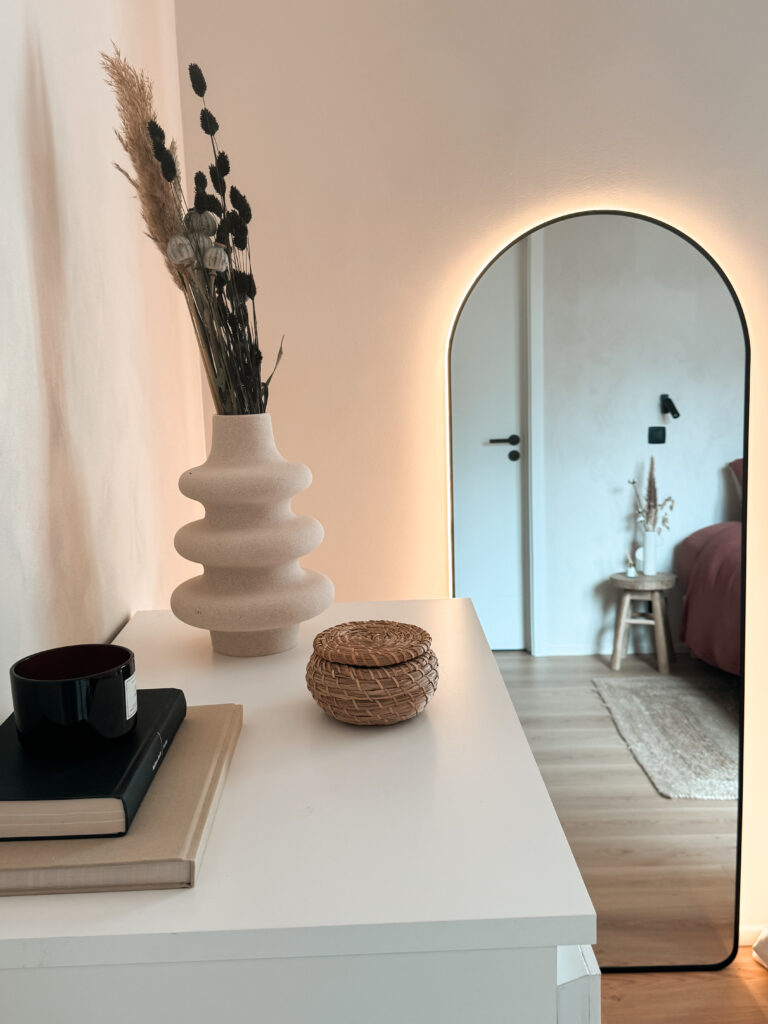 Chambre après relooking avec peinture terracotta, déco naturelle et DIY