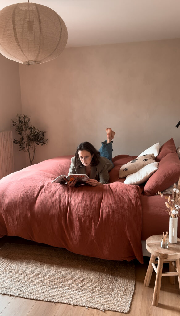 Chambre après relooking avec peinture terracotta, déco naturelle et DIY