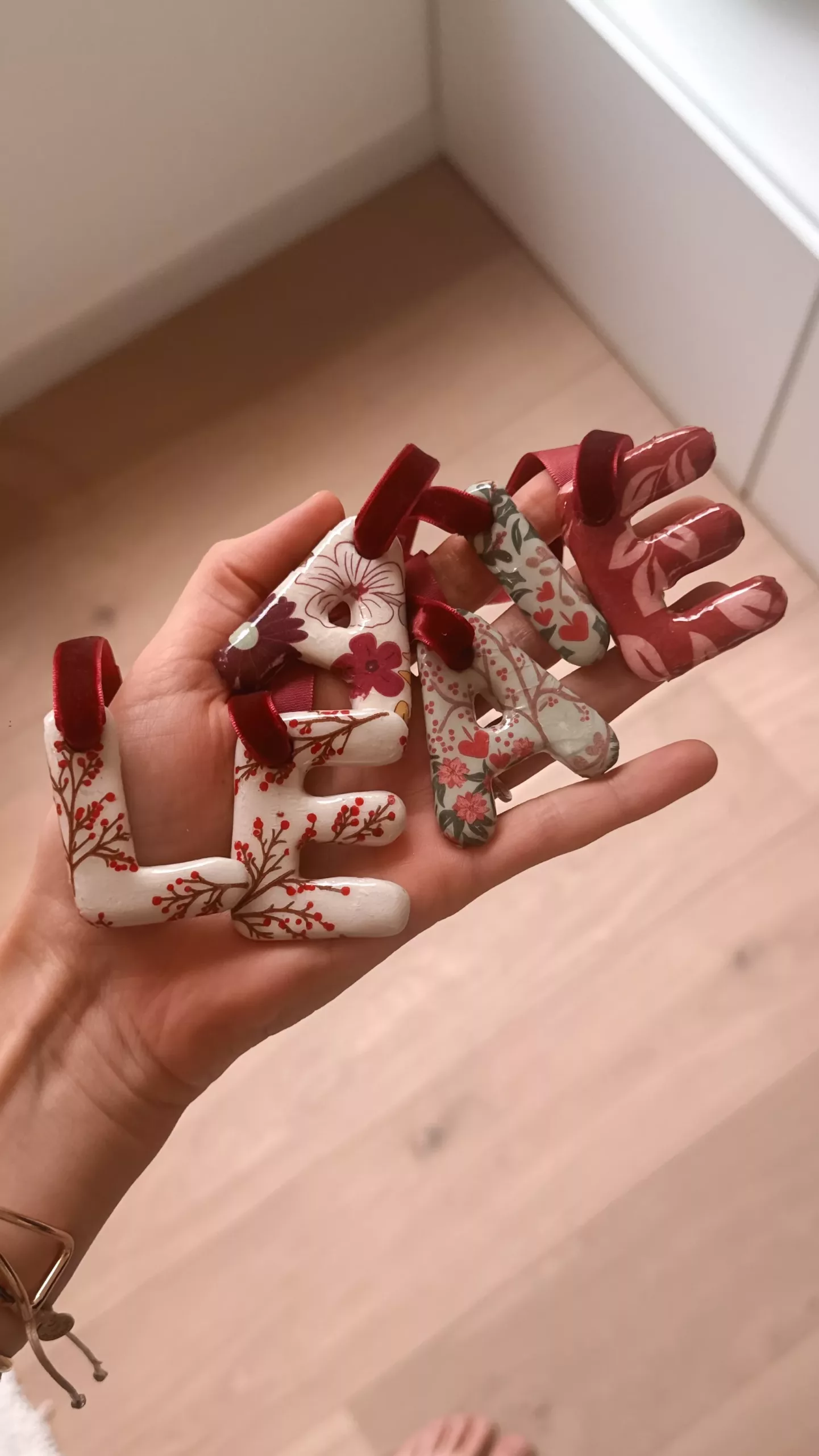 Petites lettres en pâte autodurcissante décorées façon céramique avec résine brillante